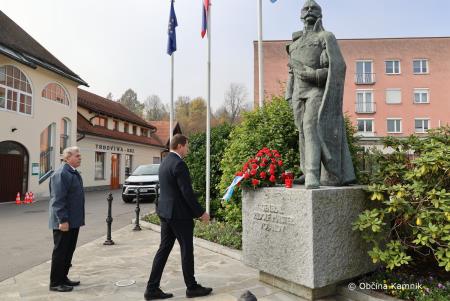 Ob 1. novembru smo se s polaganjem cvetja poklonili žrtvam vojn (19)